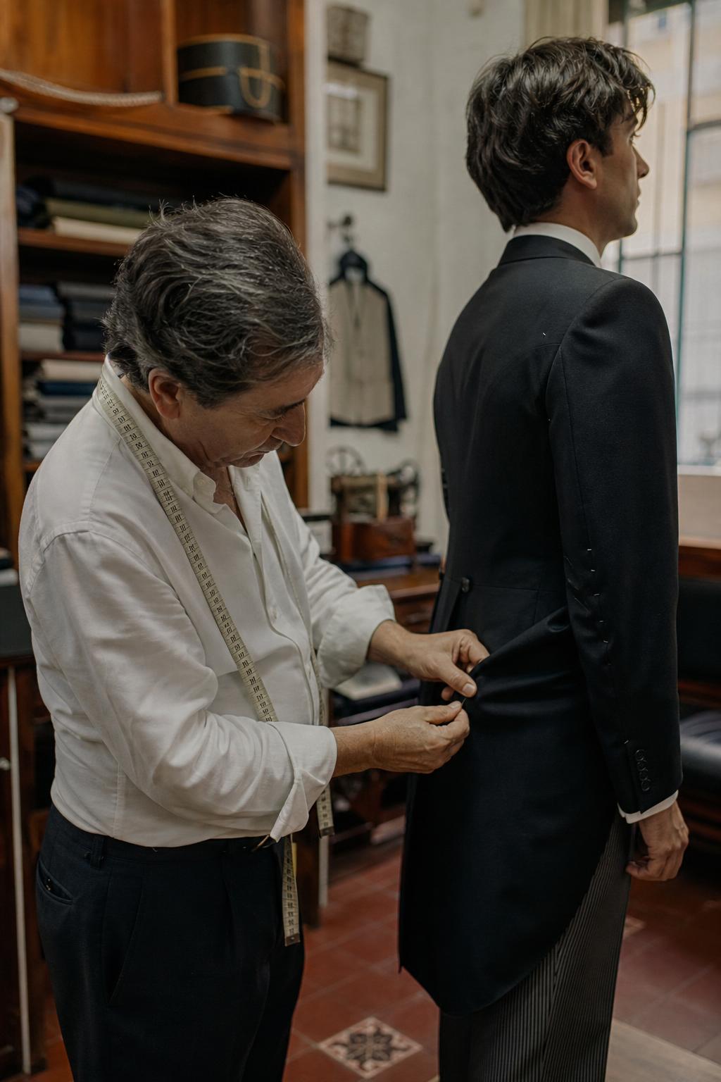 Sastre ajustando levita negra de chaqué en taller de Sevilla — The Spanish Cut